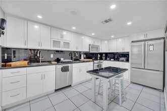 5001 Collins Ave in Miami Beach, FL - Building Photo - Building Photo