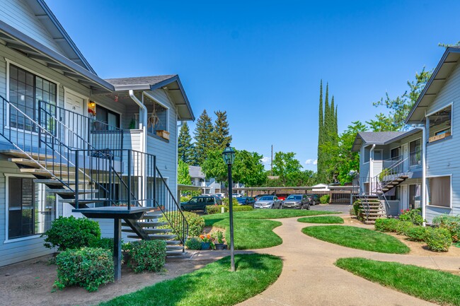 Cameo Village in Chico, CA - Foto de edificio - Building Photo