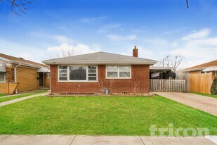 8512 Frontage Rd in Morton Grove, IL - Building Photo