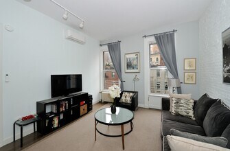 7 W 82nd St in New York, NY - Building Photo - Building Photo