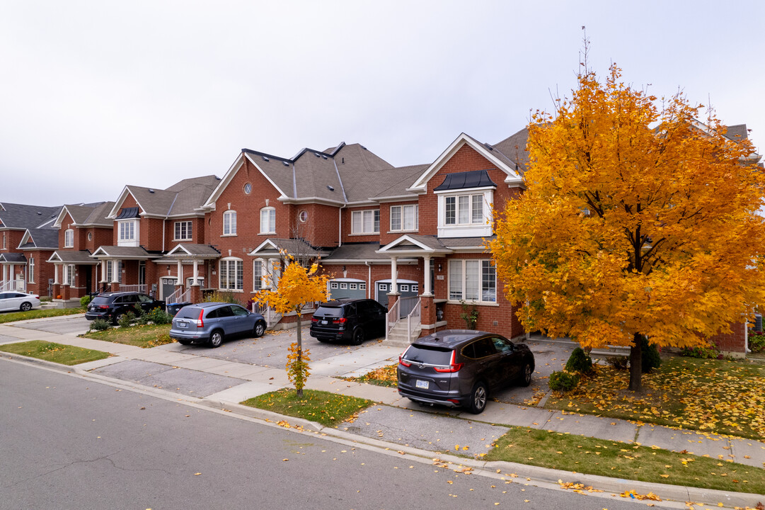 21 Nutwood Way in Brampton, ON - Building Photo