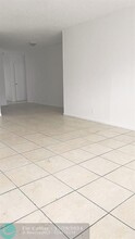 5740 NW 27th Ct in Lauderhill, FL - Foto de edificio - Building Photo