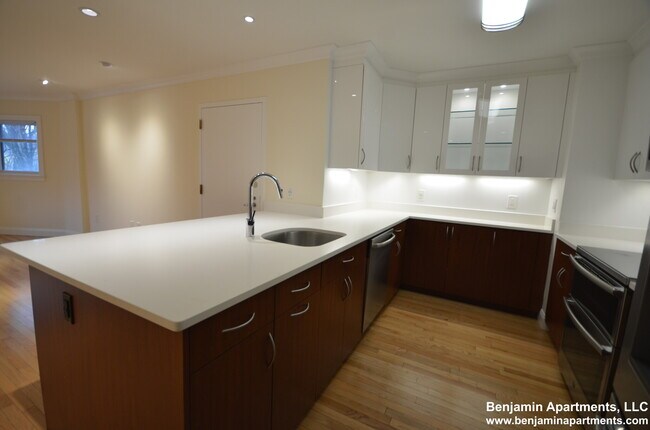 1420 Beacon St, Unit 3 in Brookline, MA - Foto de edificio - Building Photo