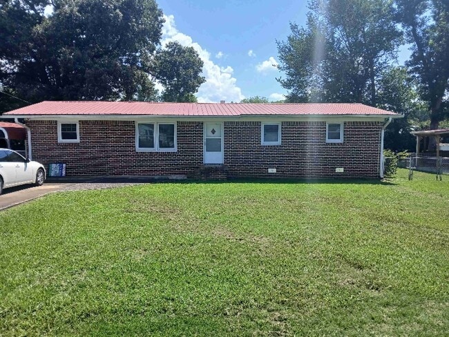 106 Franklin Dr S in Talladega, AL - Building Photo - Building Photo