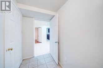 5 Claresholme Dr in Toronto, ON - Building Photo - Building Photo