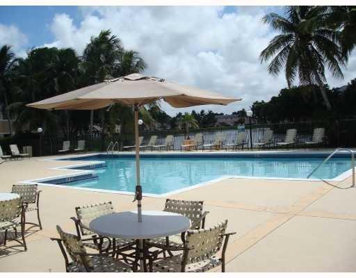 9478 Palm Cir S in Pembroke Pines, FL - Building Photo