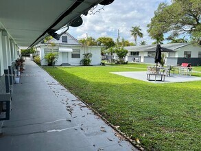325 NE 2nd St in Hallandale Beach, FL - Foto de edificio - Building Photo
