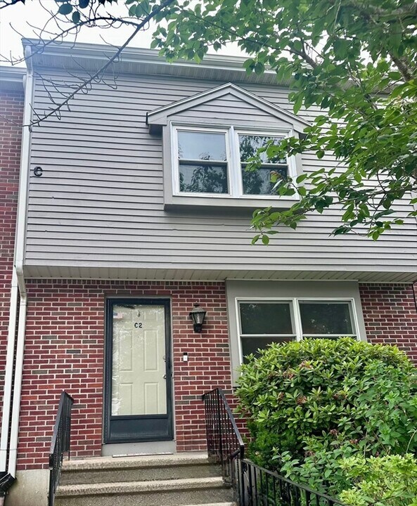 560 Bedford St in Abington, MA - Building Photo