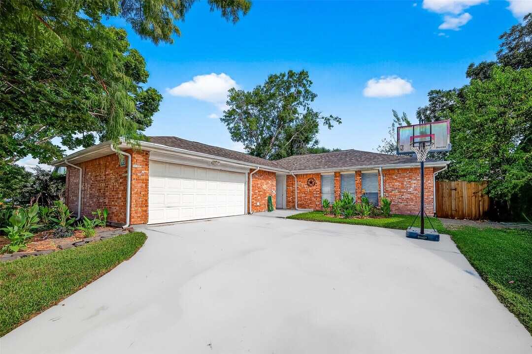 7111 Tara Dr in Richmond, TX - Building Photo