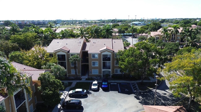 8000 Nob Hl Rd in Tamarac, FL - Building Photo - Building Photo