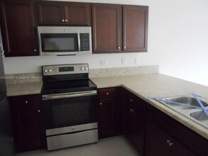 9363 W 33rd Ln in Hialeah, FL - Building Photo - Building Photo