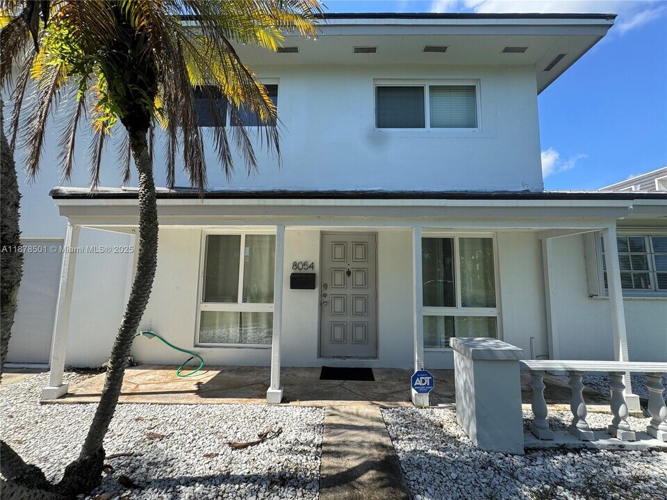 8054 Camino Ct in Miami, FL - Building Photo