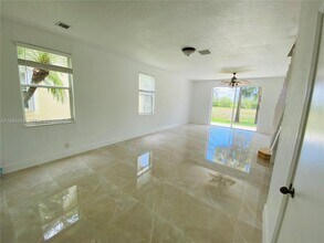 2433 Pasadena Way in Weston, FL - Foto de edificio - Building Photo