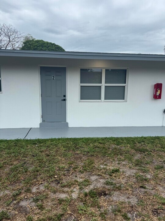 2590 Hayden Dr in Palm Springs, FL - Building Photo