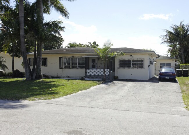 1560 NE 125th St in Miami, FL - Building Photo - Building Photo