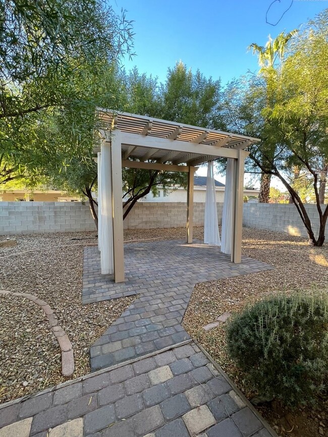 44 Tanglewood Dr in Henderson, NV - Building Photo - Building Photo