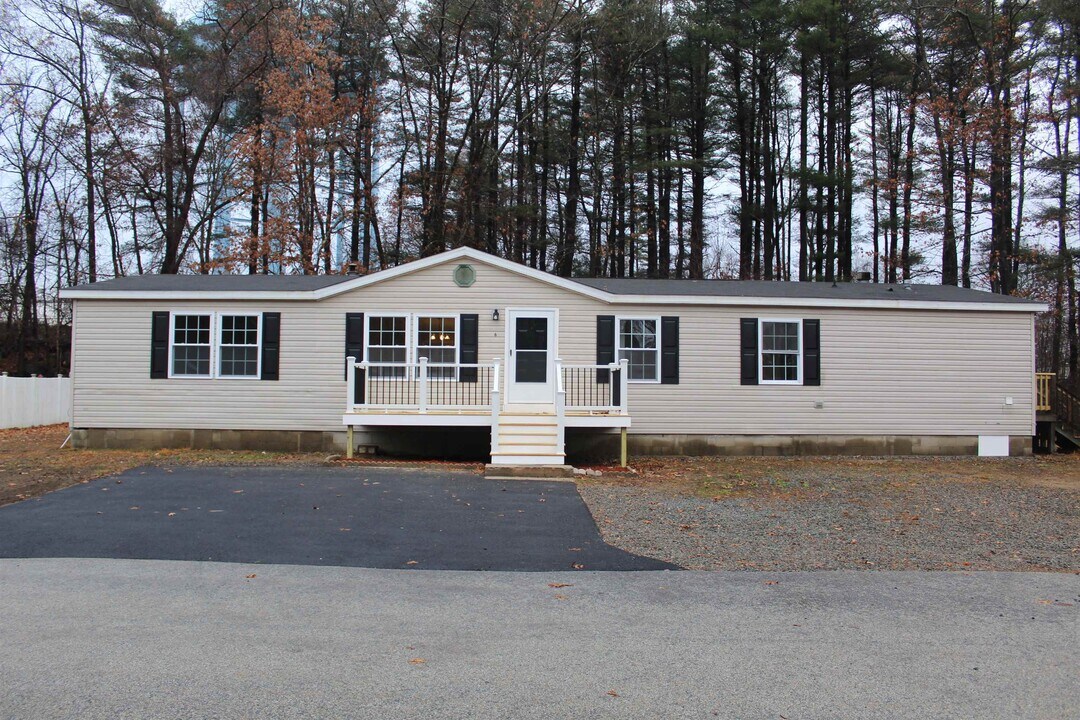 6 Laura Ln in Seabrook, NH - Building Photo