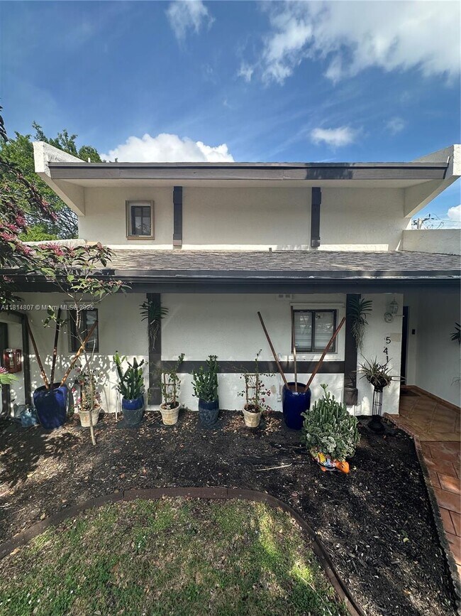 541 NE 199th Ln in Miami, FL - Building Photo - Building Photo