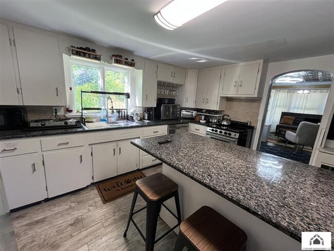 property at 8 Valliere Ct