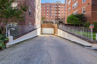 The Barclay Plaza in Forest Hills, NY - Building Photo - Building Photo