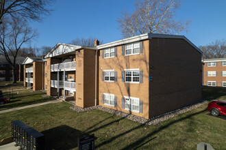 Strafford Station Apartment Homes in Wayne, PA - Foto de edificio - Building Photo