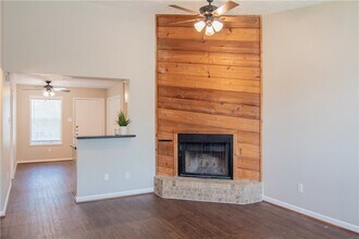 1902 Woodsman Dr in College Station, TX - Building Photo - Building Photo