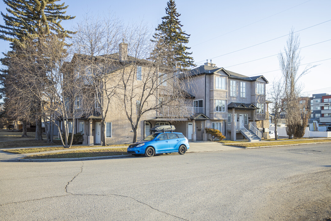 130 22 Av NW in Calgary, AB - Building Photo