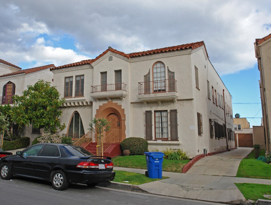 326 N Curson Ave in Los Angeles, CA - Foto de edificio