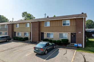Lincoln Square Apartments in Hartville, OH - Building Photo - Building Photo