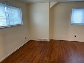 20299 Moross Rd, Unit 2 Bedroom in Detroit, MI - Foto de edificio - Building Photo
