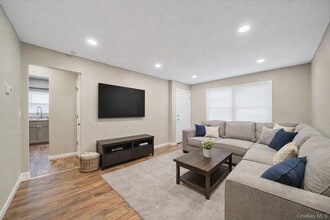 130 5th Ave in Bay Shore, NY - Building Photo - Building Photo