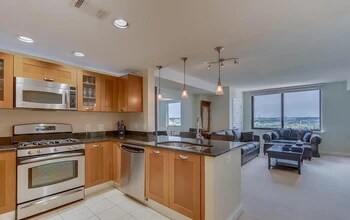 2451 Midtown Ave, Unit 1517 in Alexandria, VA - Foto de edificio - Building Photo