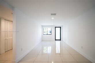 1985 Bay Dr in Miami, FL - Foto de edificio - Building Photo