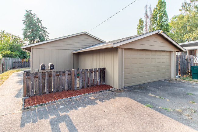 Harrison Street Duplex in Newberg, OR - Building Photo - Building Photo