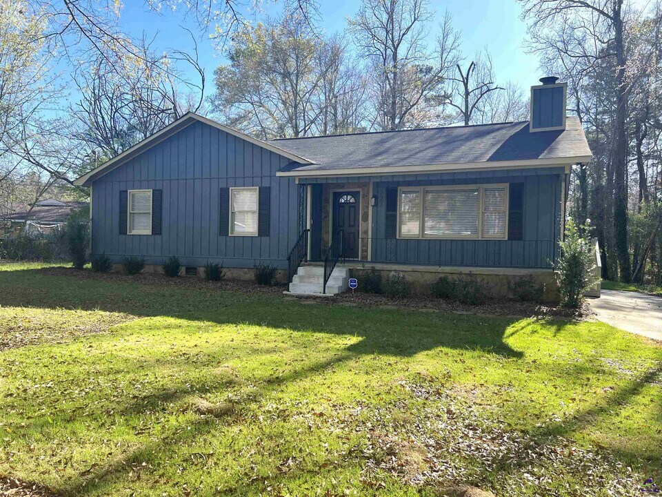 221 Jefferson Cir in Macon, GA - Building Photo