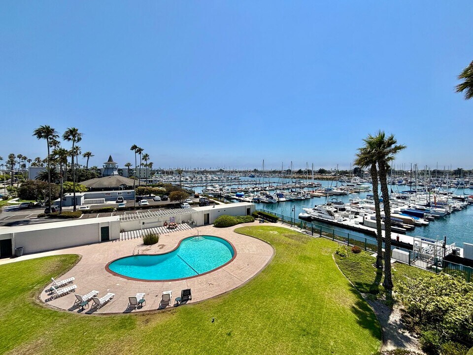 2901 Peninsula Rd in Oxnard, CA - Building Photo