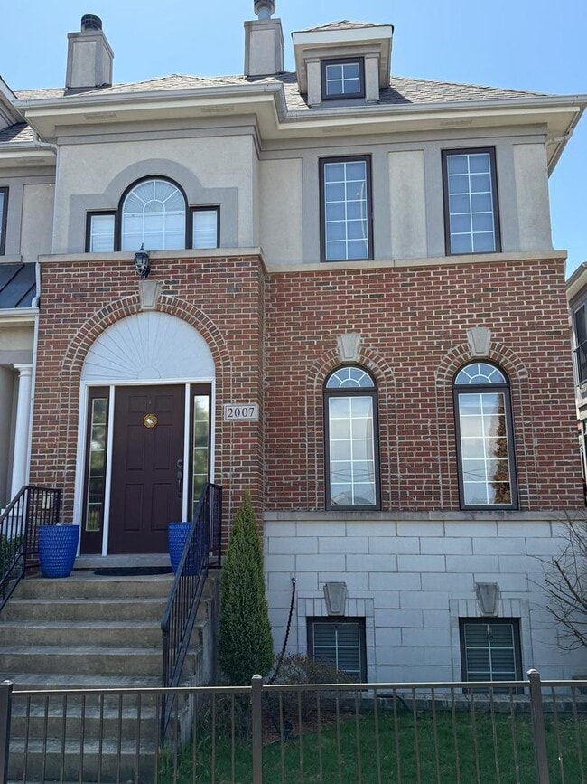 property at 2007 Alta Vista Ct