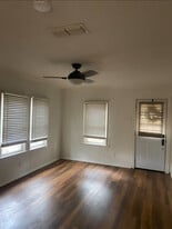 206 E Paschal St in Troup, TX - Building Photo