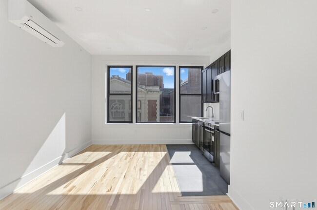 253 State St in New London, CT - Building Photo - Building Photo