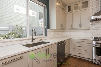 3017 Belvidere Ave SW in Seattle, WA - Building Photo - Building Photo