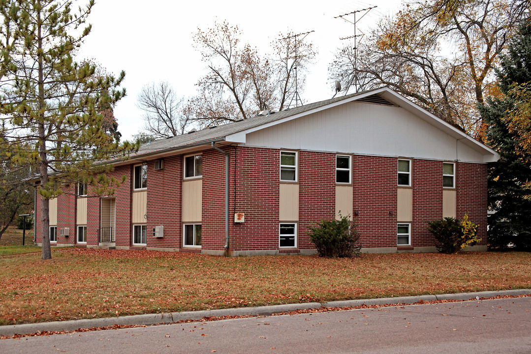 1805 10th St E in Glencoe, MN - Building Photo