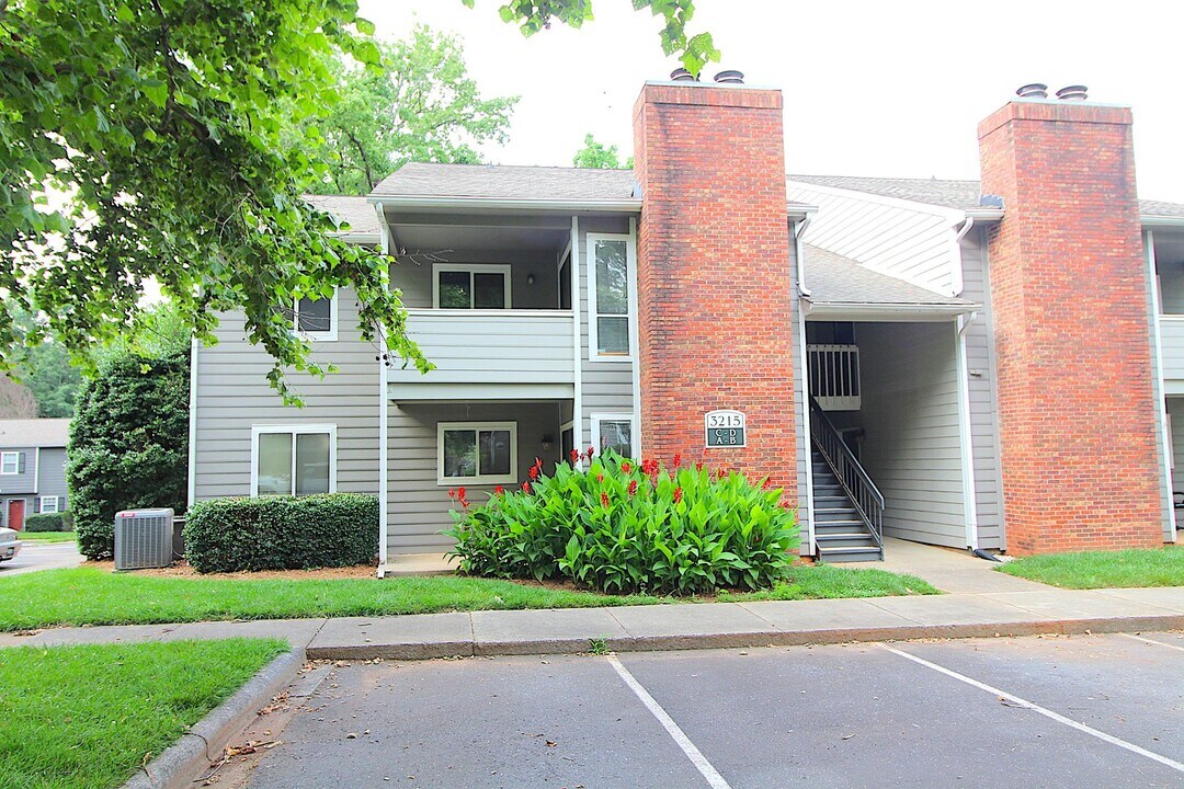 3215 Heathstead Place in Charlotte, NC - Building Photo