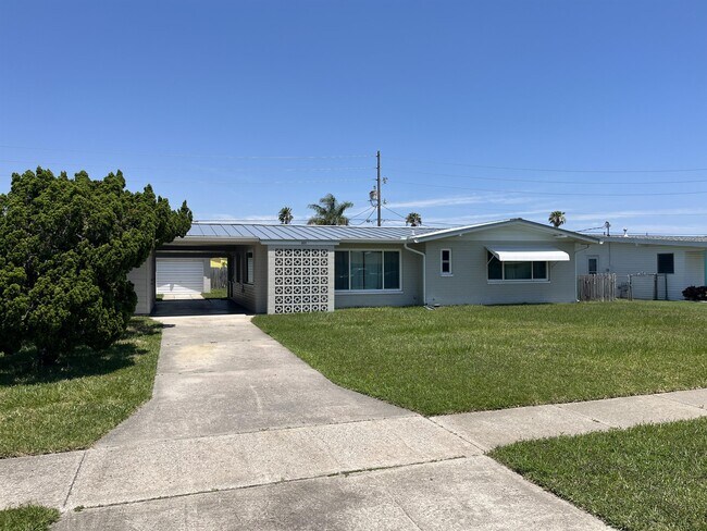 371 Granada St in New Smyrna Beach, FL - Foto de edificio - Building Photo