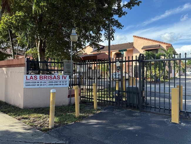 2555 W 53rd St in Hialeah, FL - Building Photo - Building Photo