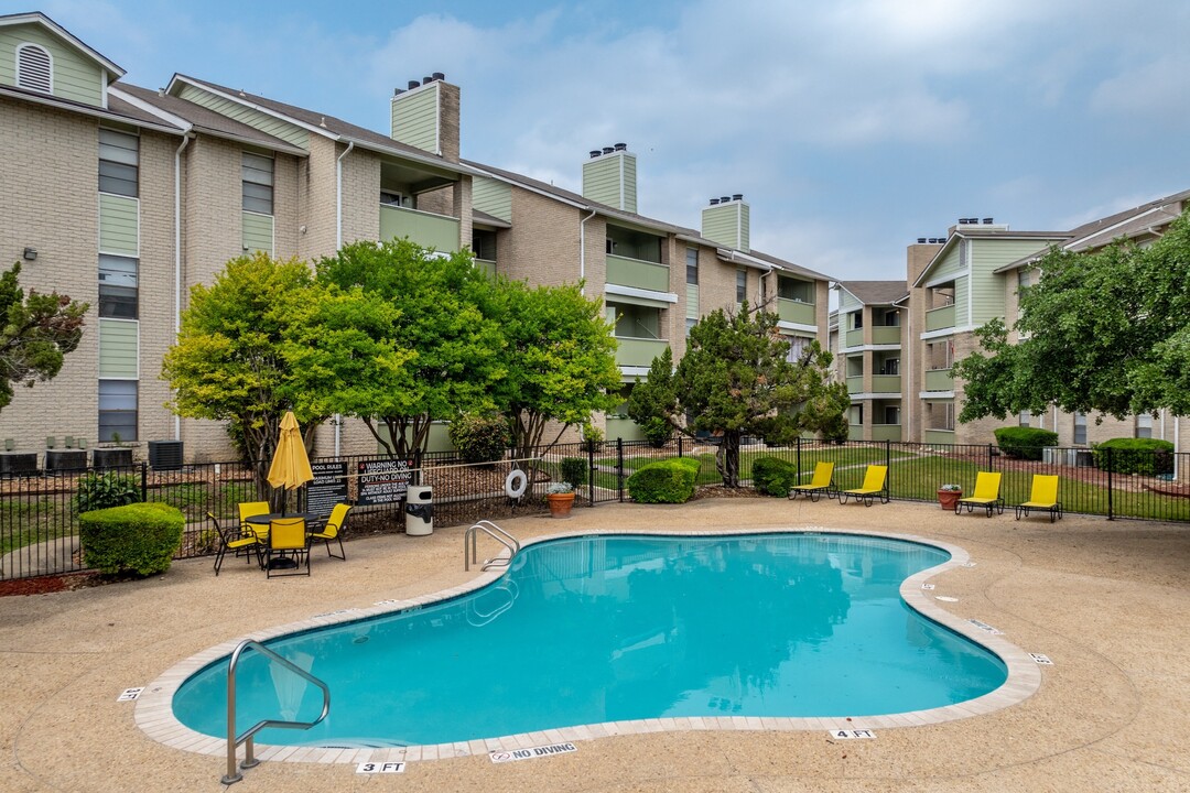 Palisades Park Apartments in Universal City, TX - Building Photo