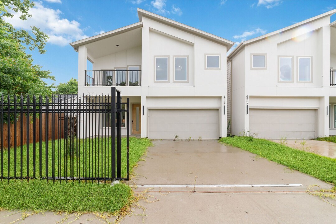 6715 England St in Houston, TX - Building Photo
