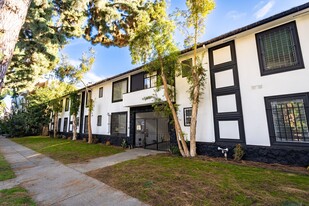 7044 Lanewood Ave in Los Angeles, CA - Building Photo