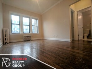 736 W Addison St, Unit W2 in Chicago, IL - Building Photo - Building Photo