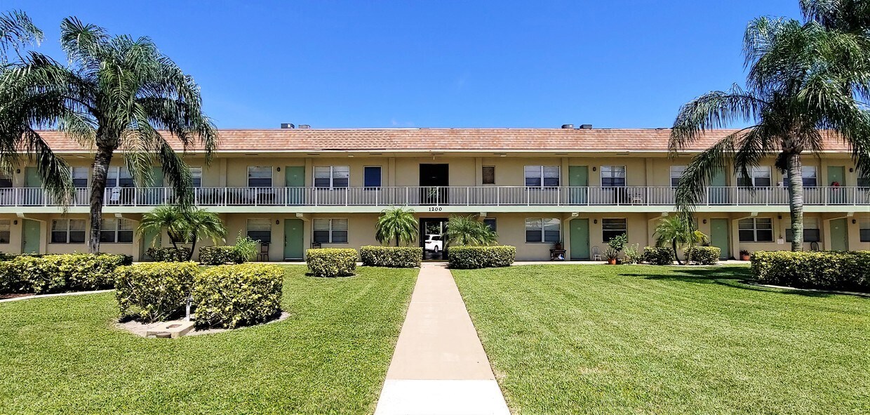 1400 Broadway S in Lantana, FL - Building Photo
