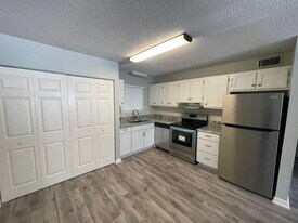 201 E College Blvd in Niceville, FL - Building Photo